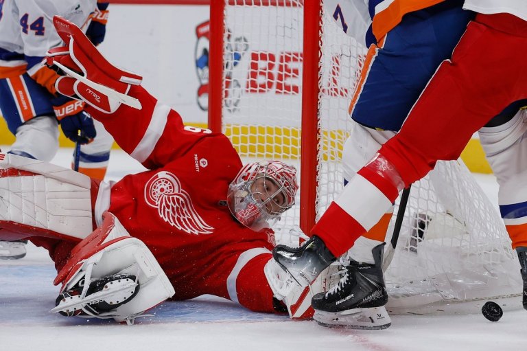 DeBrincat scores twice in 3rd period to help Red Wings beat Islanders 3-2 | iNFOnews.ca