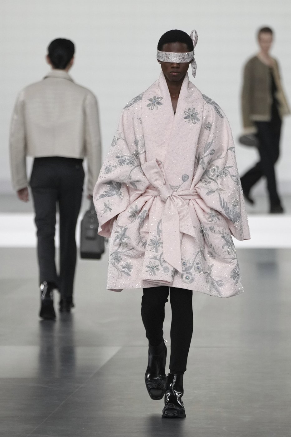 Kim Jones sharpens VIP-filled Dior men's fashion with a structured, masculine recalibration | iNFOnews.ca Kim Jones sharpens VIP-filled Dior men's fashion with a structured, masculine recalibration | iNFOnews.ca