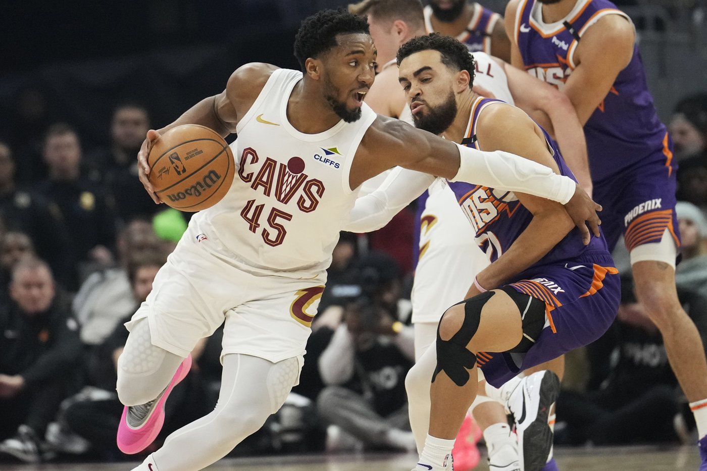 Donovan Mitchell scores 33 points and propels NBA-leading Cavaliers to easy 118-92 win over Suns | iNFOnews.ca