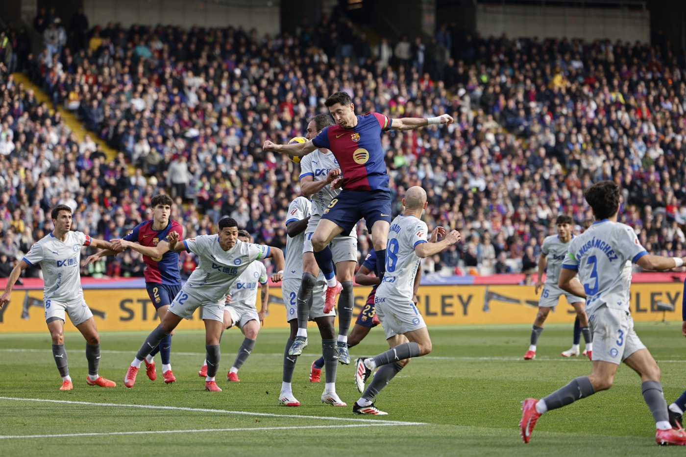 Lewandowski scores winner as Barcelona beats Alaves to move closer to the top in Spanish league | iNFOnews.ca