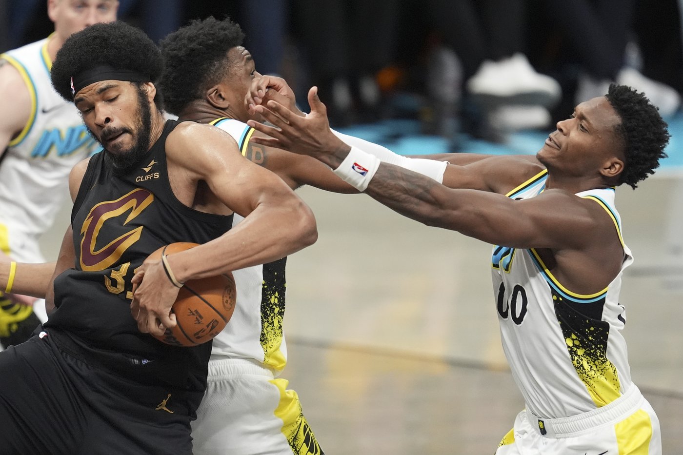 Donovan Mitchell scores 43 and Cavaliers beat the Pacers 126-104 to cut series deficit to 2-1 | iNFOnews.ca