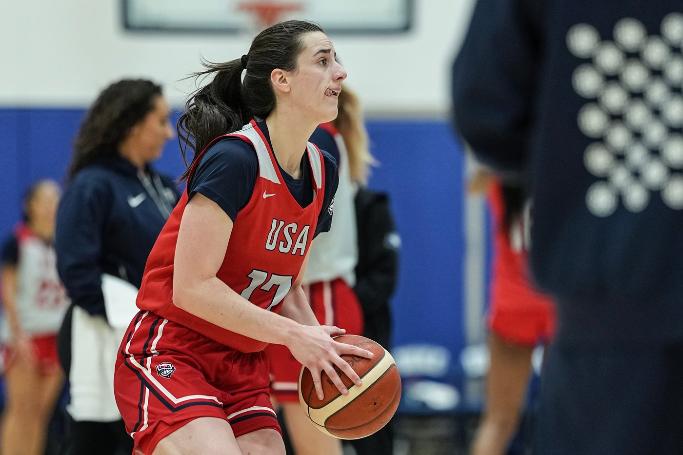 Caitlin Clark returns to court after injury-filled season, making USA Basketball senior team debut | iNFOnews.ca Caitlin Clark returns to court after injury-filled season, making USA Basketball senior team debut | iNFOnews.ca