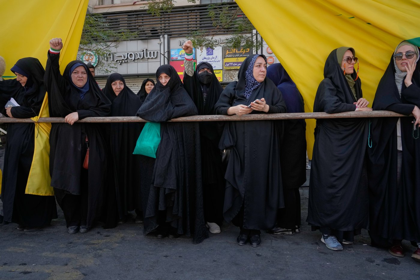 Iran stages massive Tehran rally as volunteers pledge to take up arms, in photos | iNFOnews.ca