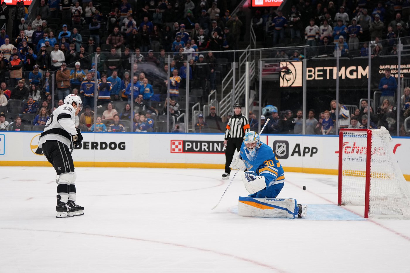 Moore scores deciding goal in shootout as Kings beat Blues 5-4 | iNFOnews.ca