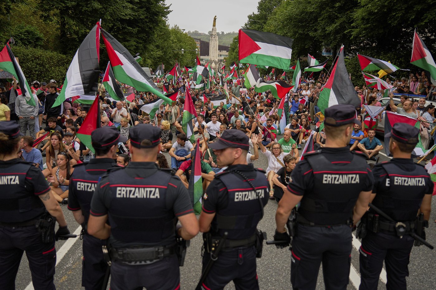Spanish Vuelta riders vote to continue racing for now after pro-Palestinian protests | iNFOnews.ca