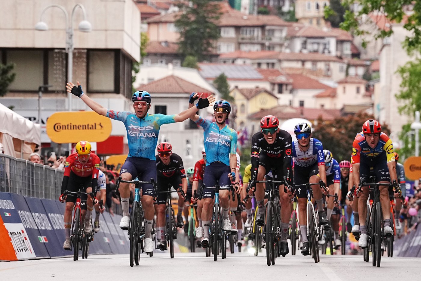 Uruguay's Guillermo Silva wins crash-marred stage 2 of Giro and claims overall lead | iNFOnews.ca