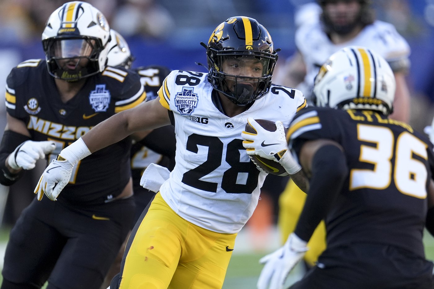 No. 23 Missouri rallies from 10 down, beats Iowa 27-24 in the Music City Bowl | iNFOnews.ca No. 23 Missouri rallies from 10 down, beats Iowa 27-24 in the Music City Bowl | iNFOnews.ca