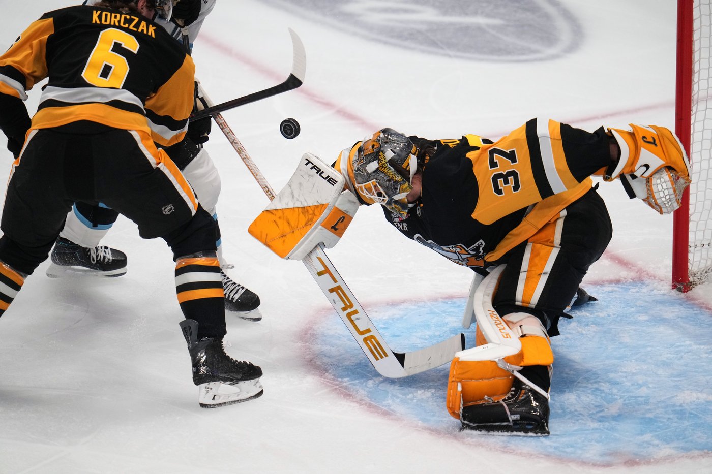 Cooley completes hat trick against hometown team with a second left, Mammoth stun Penguins 4-3 | iNFOnews.ca Cooley completes hat trick against hometown team with a second left, Mammoth stun Penguins 4-3 | iNFOnews.ca