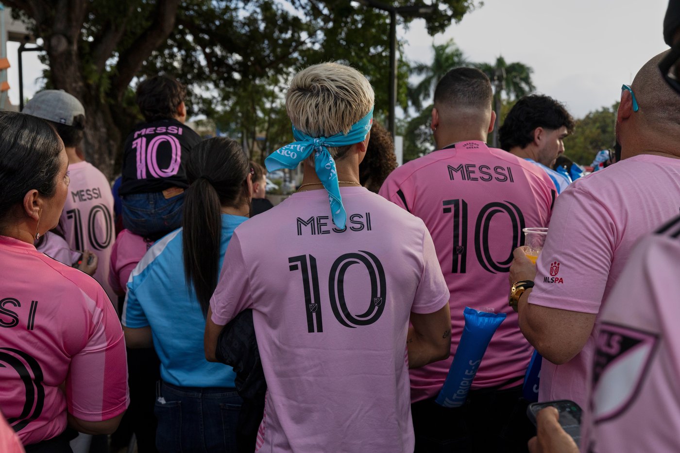 Lionel Messi knocked down as fans storm the pitch during Inter Miami friendly in Puerto Rico | iNFOnews.ca Lionel Messi knocked down as fans storm the pitch during Inter Miami friendly in Puerto Rico | iNFOnews.ca