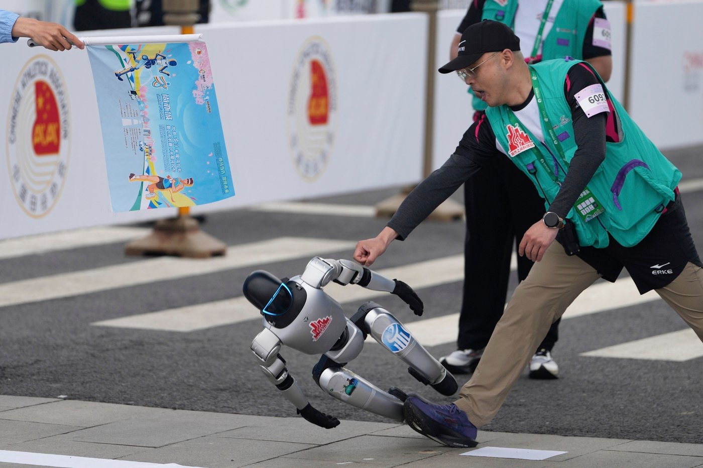 PHOTO COLLECTION: Humanoid Robot Half-Marathon | iNFOnews.ca PHOTO COLLECTION: Humanoid Robot Half-Marathon | iNFOnews.ca