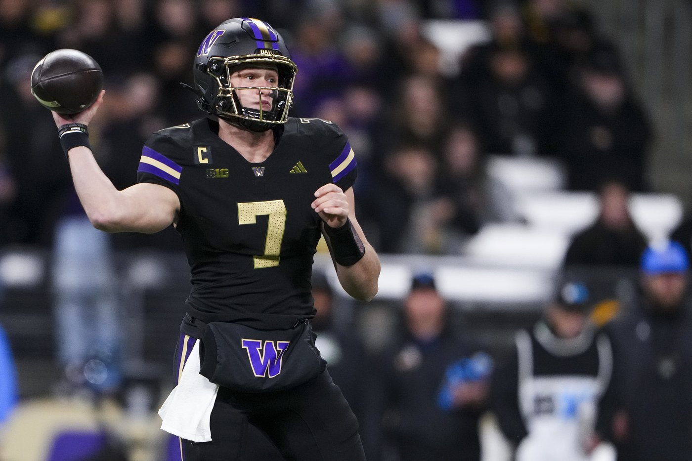Desmond Williams Jr., Jonah Coleman lead Washington past UCLA 31-19 for bowl eligibility | iNFOnews.ca