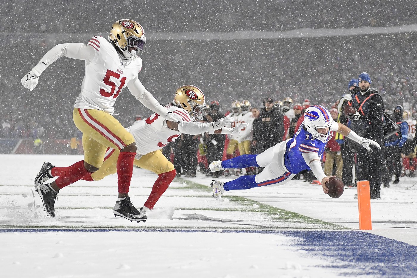 Josh Allen has TDs passing, rushing and receiving as Bills rout 49ers 35-10 in snow, clinch AFC East | iNFOnews.ca