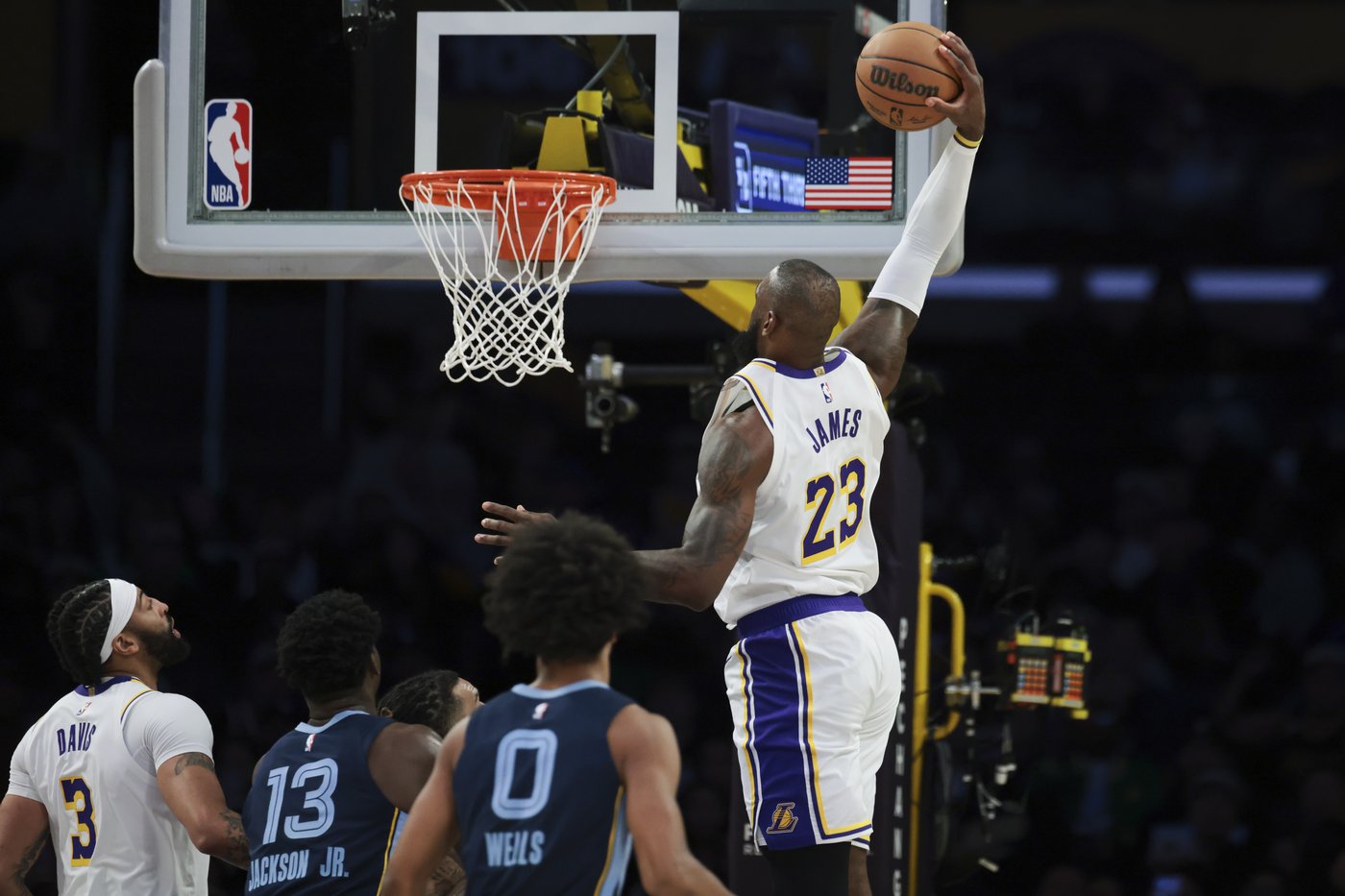 Anthony Davis scores 40 points, LeBron James has 18 in return to help Lakers beat Grizzlies, 116-110 | iNFOnews.ca