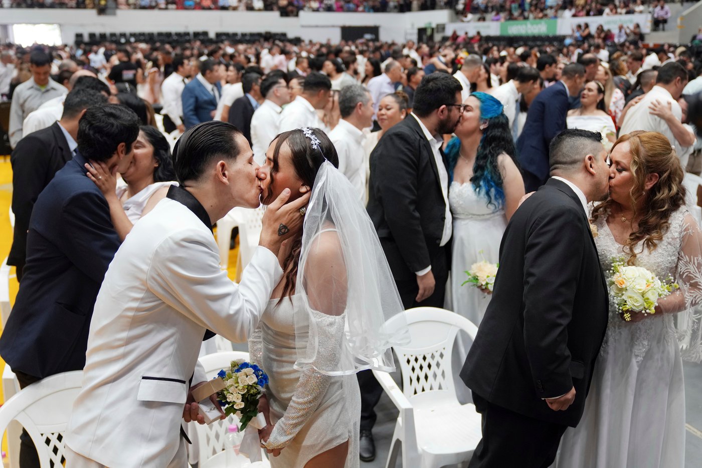 Over 600 couples tie the knot in Asunción, Paraguay's mass civil wedding | iNFOnews.ca