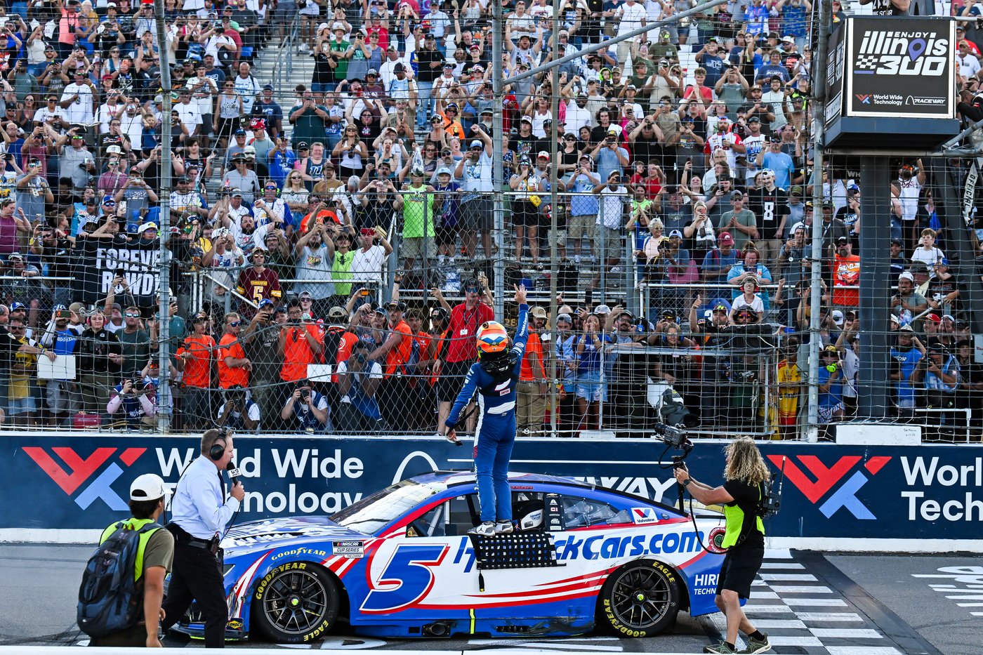 Larson ends 51-race winless streak, boosts NASCAR title hopes in Hendrick 1-2 finish at Gateway | iNFOnews.ca