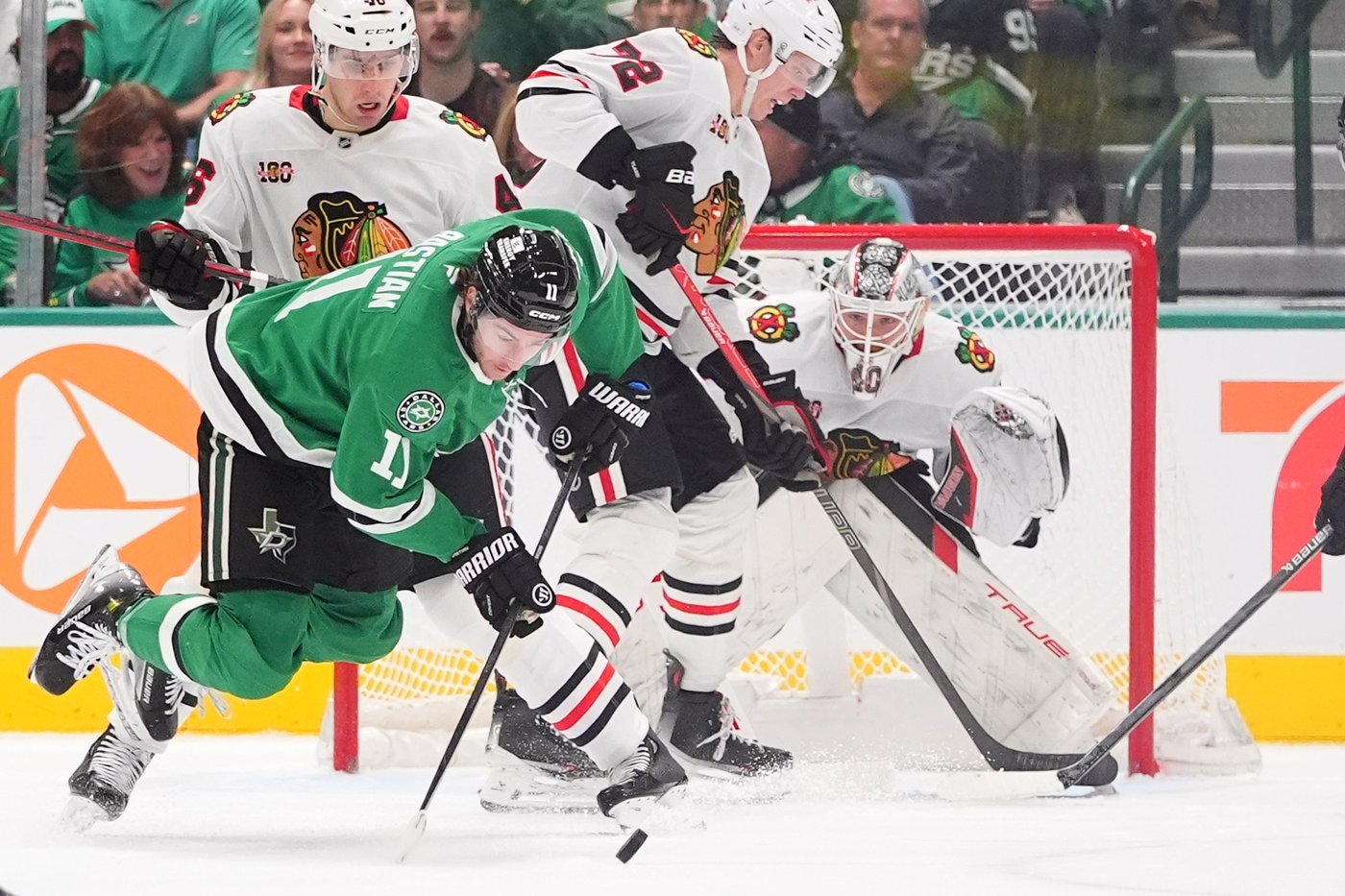 NHL-worst Blackhawks snap 6-game skid with a 4-3, shootout victory over the Stars | iNFOnews.ca