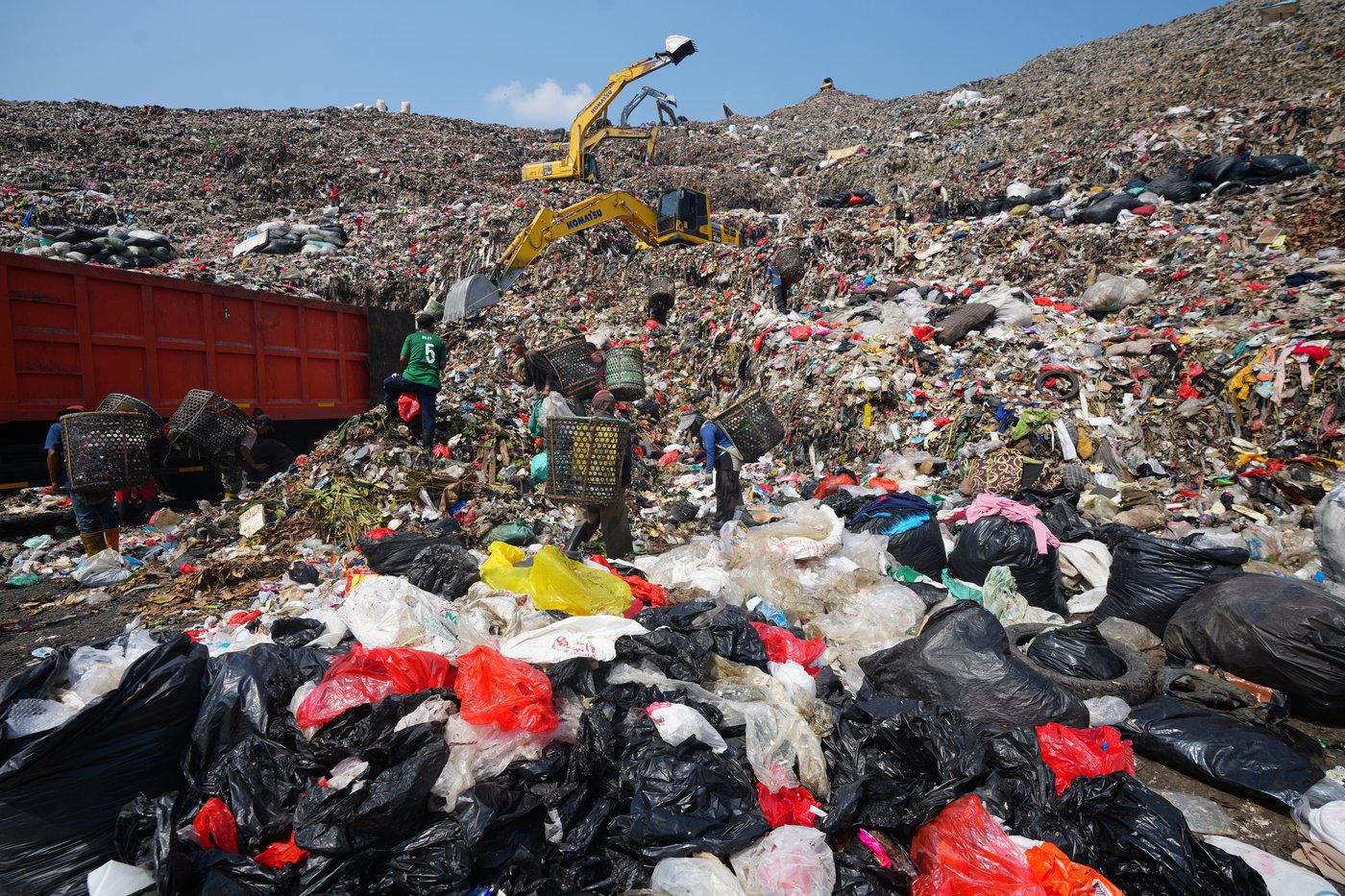 As Indonesia cuts methane emissions, life atop a mountain of garbage begins to change | iNFOnews.ca
