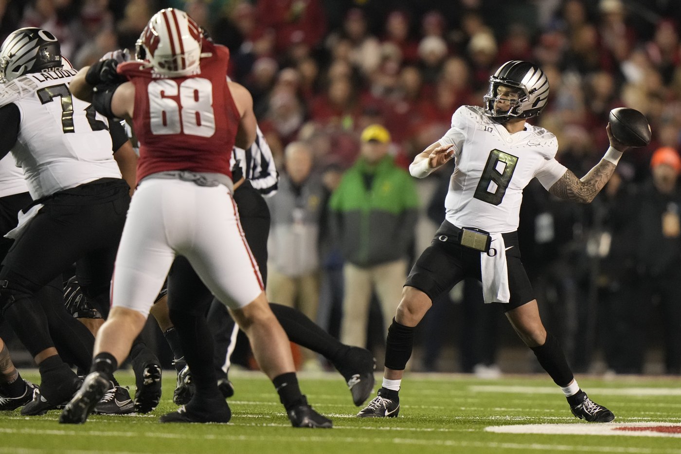 Top-ranked Oregon looks to wrap up an undefeated regular season against rival Washington | iNFOnews.ca Top-ranked Oregon looks to wrap up an undefeated regular season against rival Washington | iNFOnews.ca