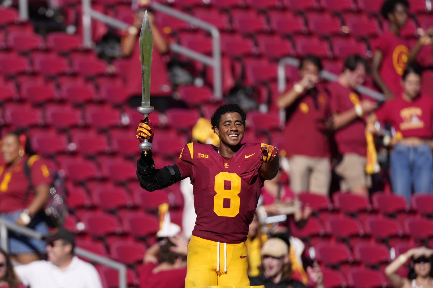 No. 13 USC rallies from a double-digit deficit in the second half and roars past Wisconsin, 38-21 | iNFOnews.ca