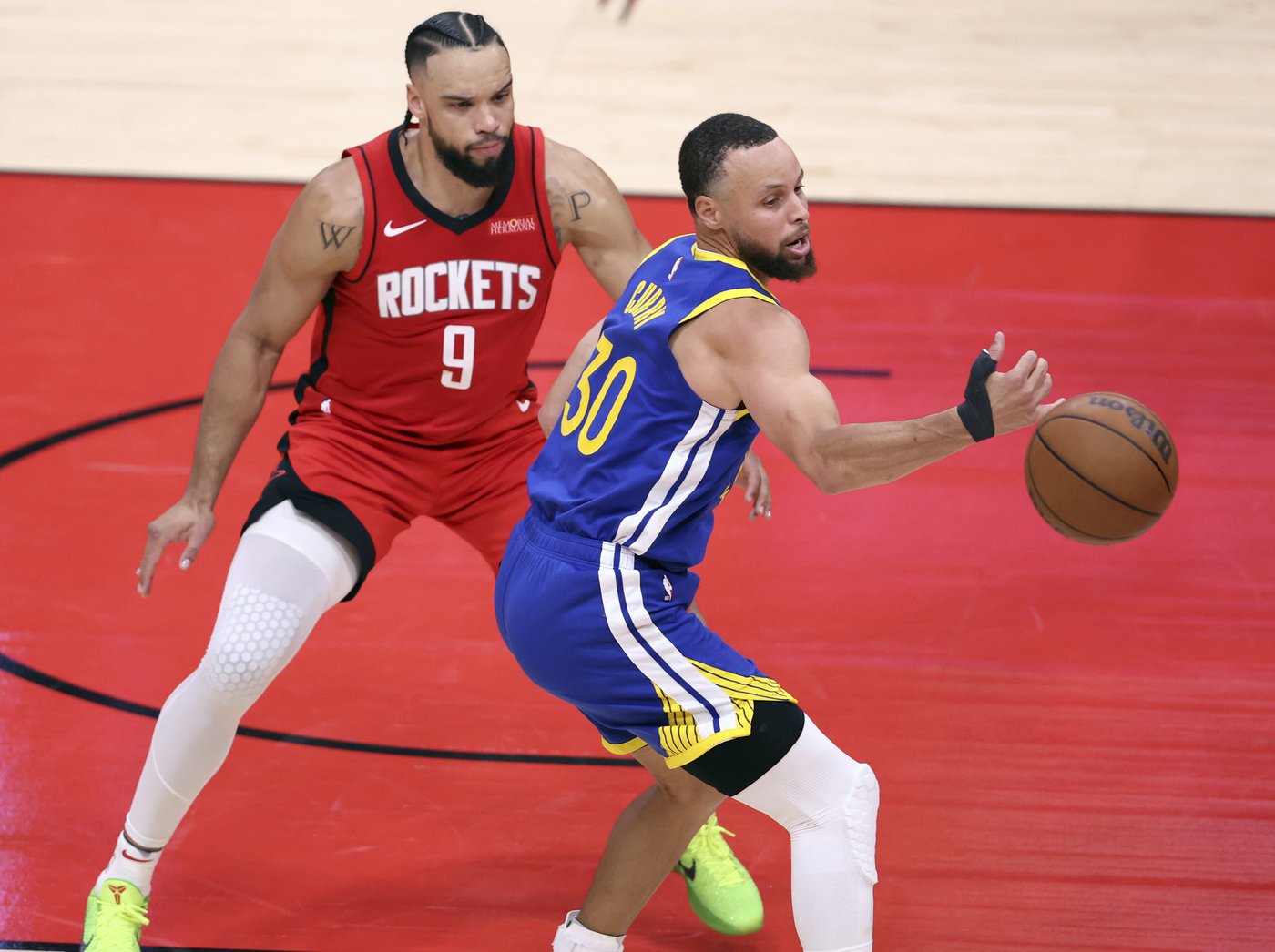 Stephen Curry scores 31 points in the Warriors' 95-85 victory over the Rockets 95-85 in Game 1 | iNFOnews.ca Stephen Curry scores 31 points in the Warriors' 95-85 victory over the Rockets 95-85 in Game 1 | iNFOnews.ca