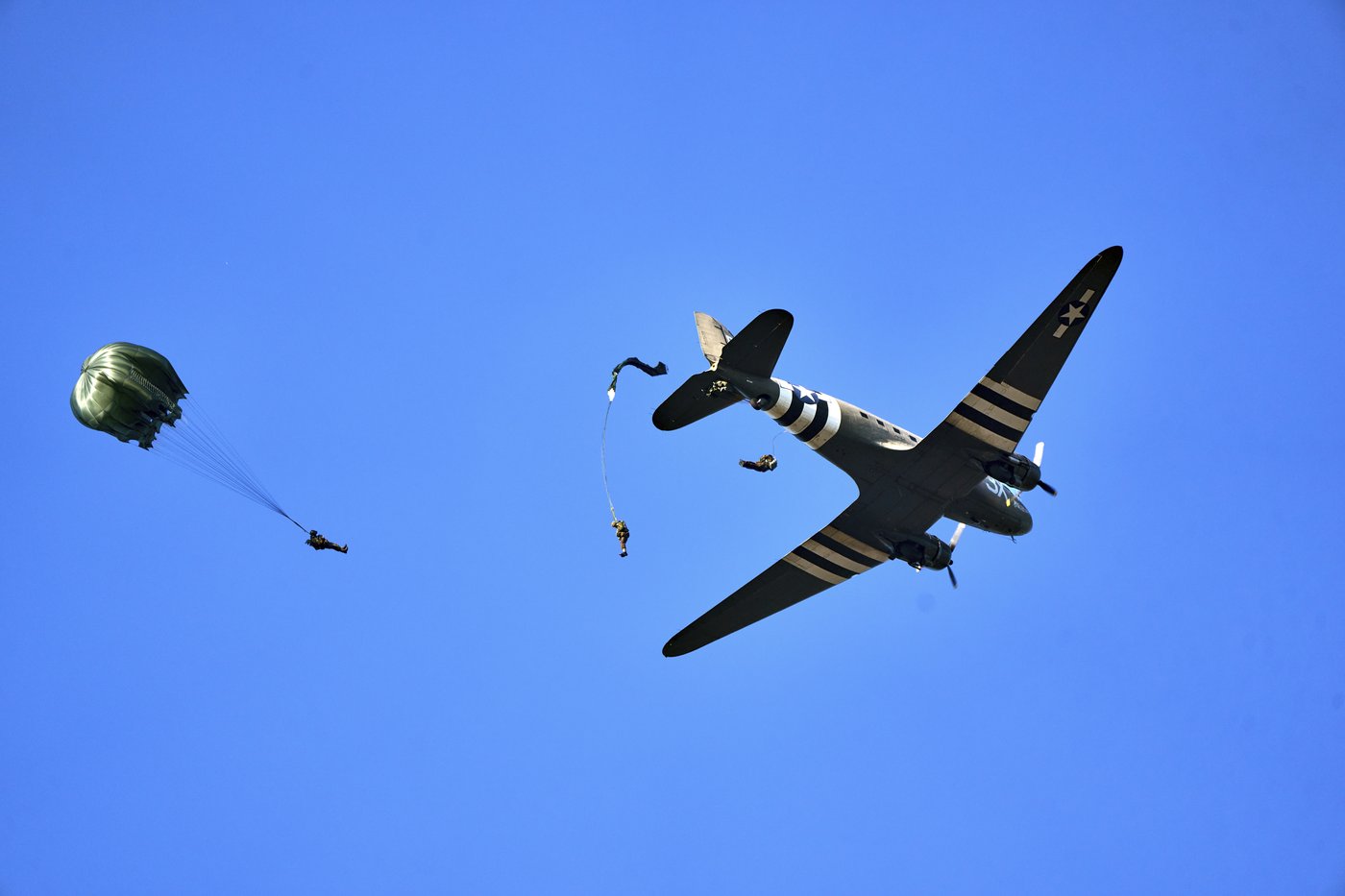 Hundreds of parachutists drop over Dutch heath to commemorate World War II operation | iNFOnews.ca Hundreds of parachutists drop over Dutch heath to commemorate World War II operation | iNFOnews.ca