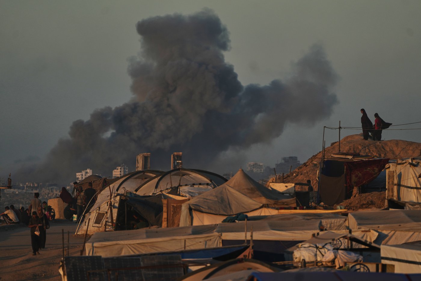 Israeli strikes kill dozens in Gaza as Hamas considers its response to Trump's peace proposal | iNFOnews.ca Israeli strikes kill dozens in Gaza as Hamas considers its response to Trump's peace proposal | iNFOnews.ca
