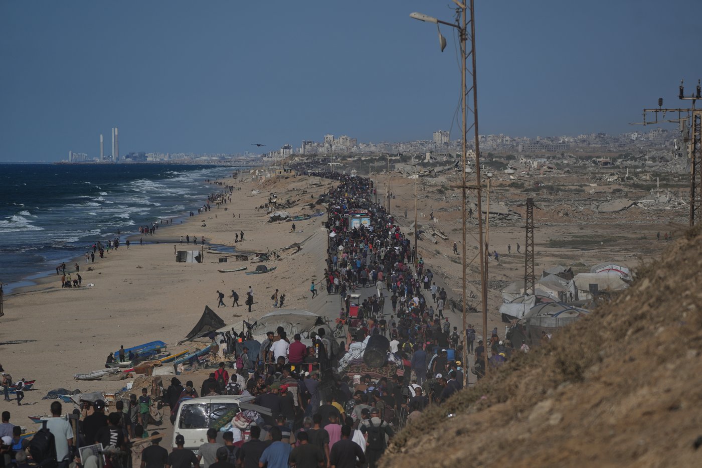 Some Palestinians pack up and move north toward their homes in Gaza after ceasefire goes into effect | iNFOnews.ca