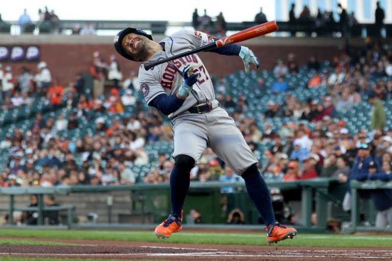 Astros' Jose Altuve leaves game at the Giants after taking a pitch to his left foot | iNFOnews.ca