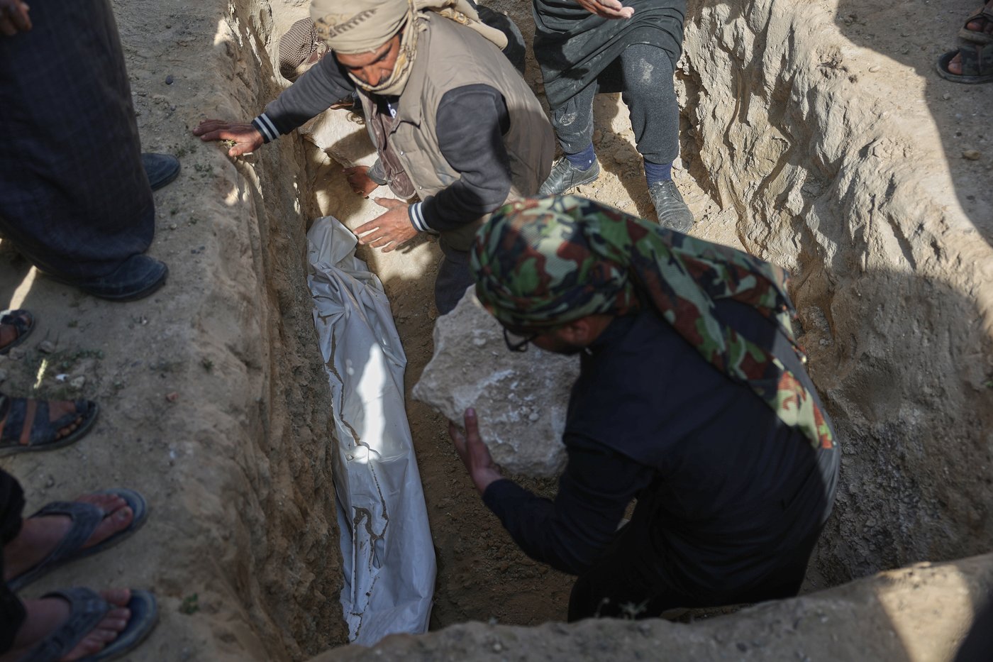 A Syrian man buries his wife and 4 children killed in Israeli strikes on Beirut | iNFOnews.ca