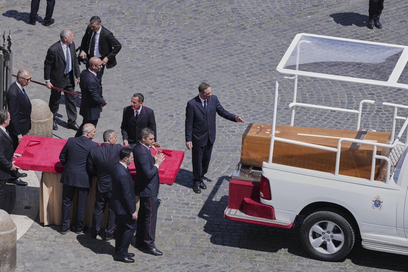 PHOTO COLLECTION: Vatican Pope Funeral Procession | iNFOnews.ca