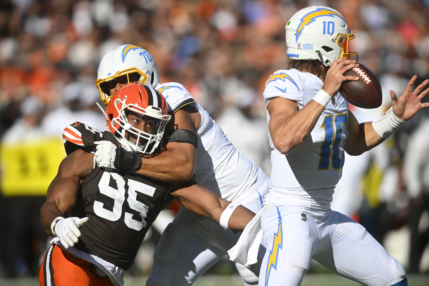 Justin Herbert throws 2 TD passes, Chargers clamp down on Jameis Winston in 27-10 win over Browns | iNFOnews.ca Justin Herbert throws 2 TD passes, Chargers clamp down on Jameis Winston in 27-10 win over Browns | iNFOnews.ca