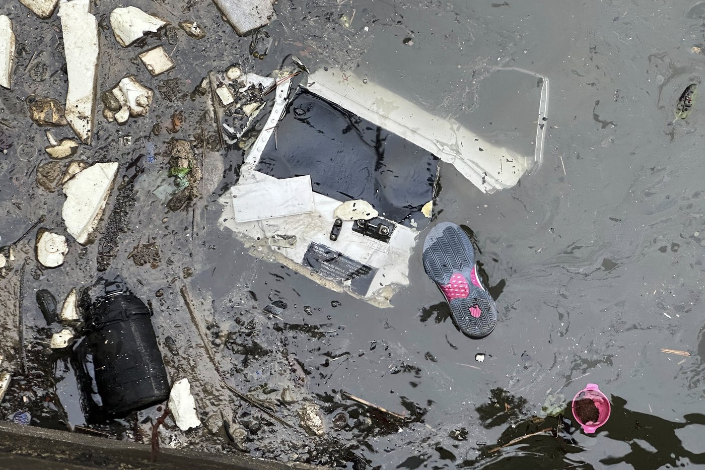 Divers search for parts after NYC helicopter crash killed a family of five and the pilot, a Navy vet | iNFOnews.ca Divers search for parts after NYC helicopter crash killed a family of five and the pilot, a Navy vet | iNFOnews.ca
