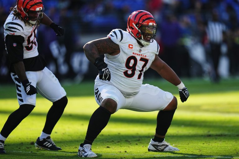 Burrow throws 4 TD passes as Bengals storm past Jackson-less Ravens 35-13 in 2nd half | iNFOnews.ca