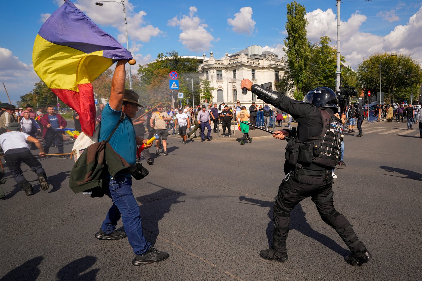 Photos of Romanian farmers protesting export restrictions | iNFOnews.ca