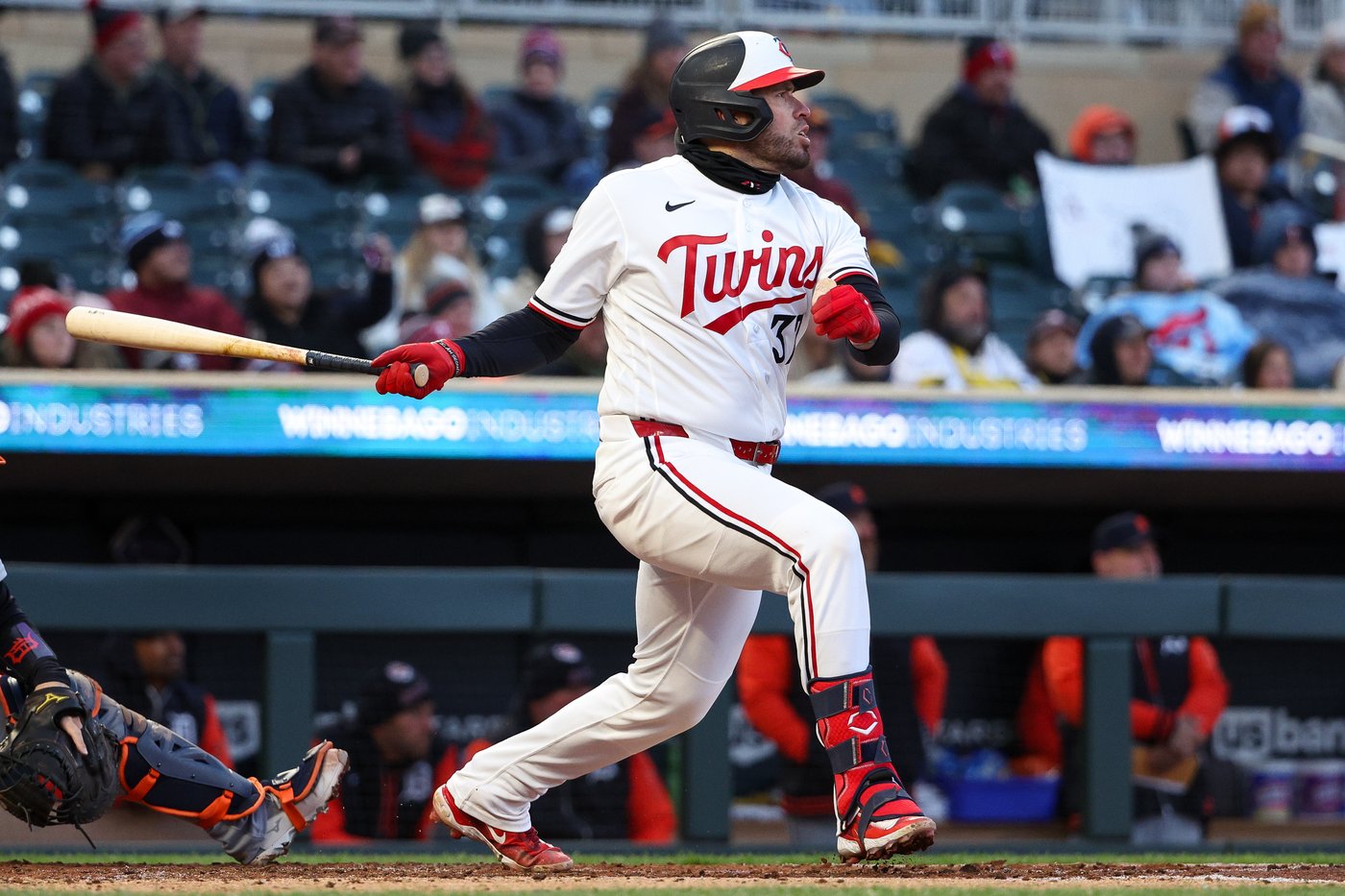 Keaschall hits a 2-run homer and the Twins hold on for a frigid 7-3 win over the Tigers | iNFOnews.ca
