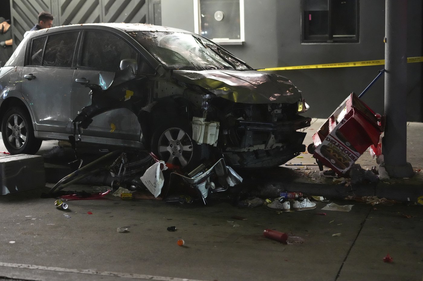 A vehicle drives into a crowd in Los Angeles, injuring 30 people, including at least 3 critically | iNFOnews.ca A vehicle drives into a crowd in Los Angeles, injuring 30 people, including at least 3 critically | iNFOnews.ca