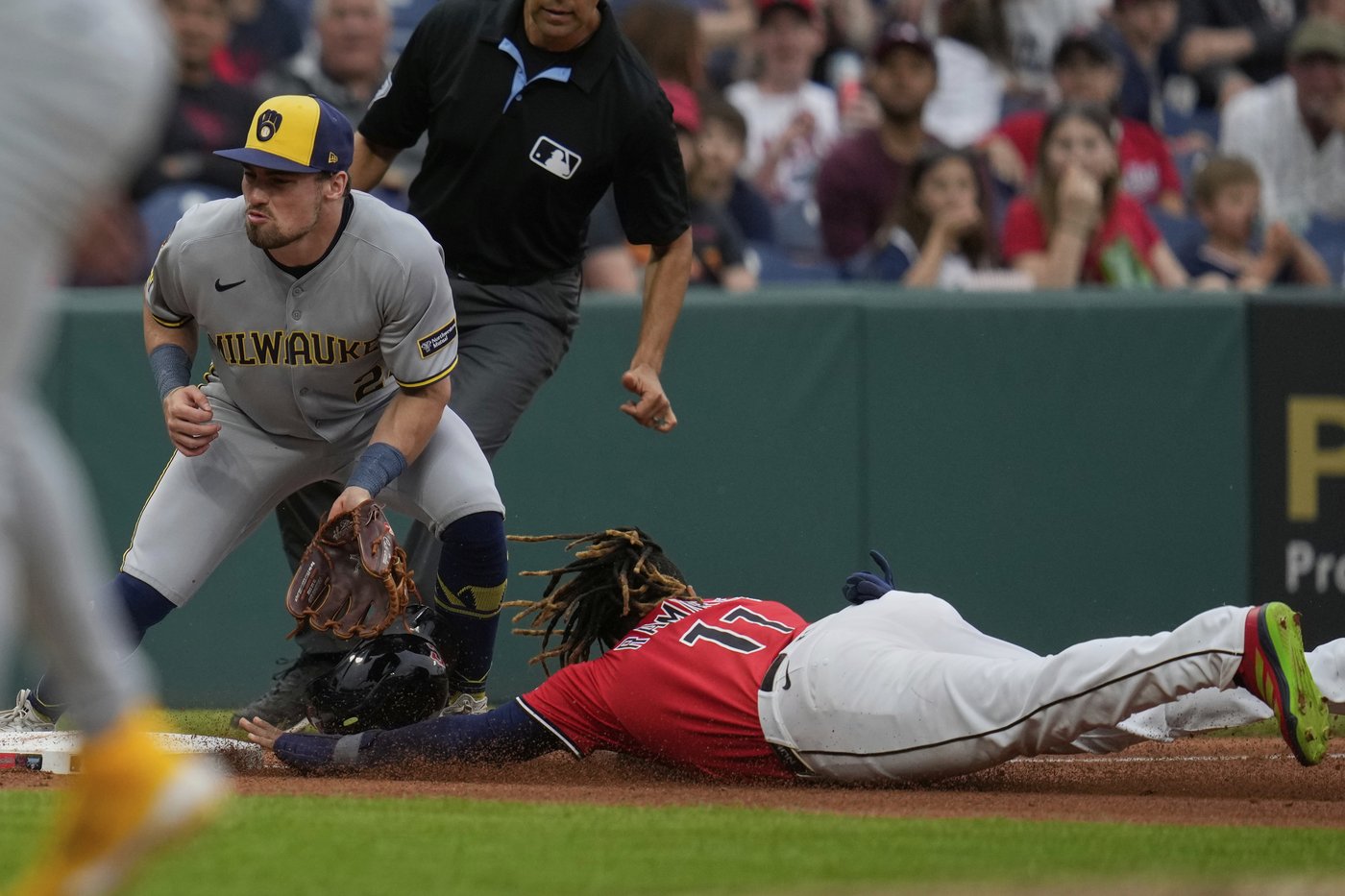 Arias has 3-run double, Ramírez steals 3 bases as Guardians blank Brewers 5-0 | iNFOnews.ca