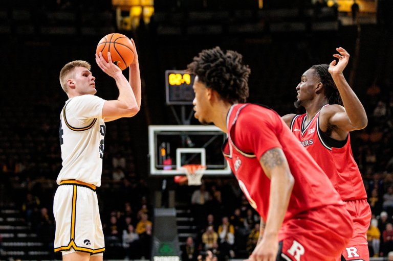 Stirtz scores 20 points and Iowa puts down Scarlet Knights in 68-62 win | iNFOnews.ca