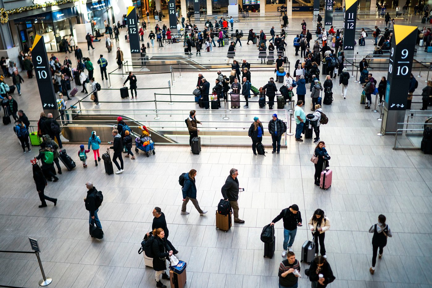 Off-duty officer shoots and wounds man inside New York City's busy Penn Station, police say | iNFOnews.ca