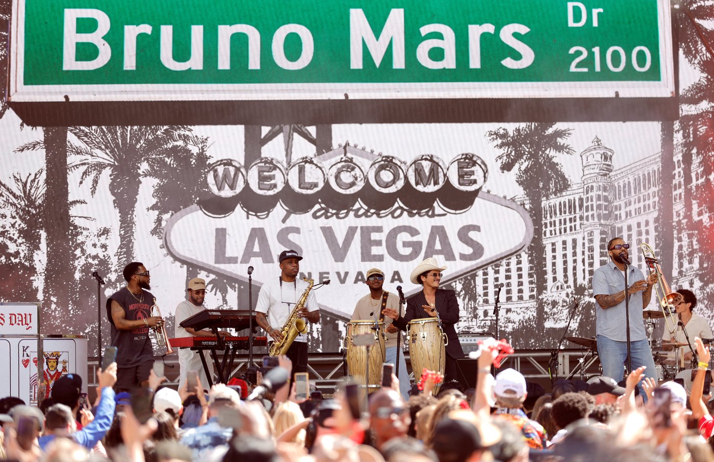 'New king of Las Vegas' is celebrated with Strip parade | iNFOnews.ca