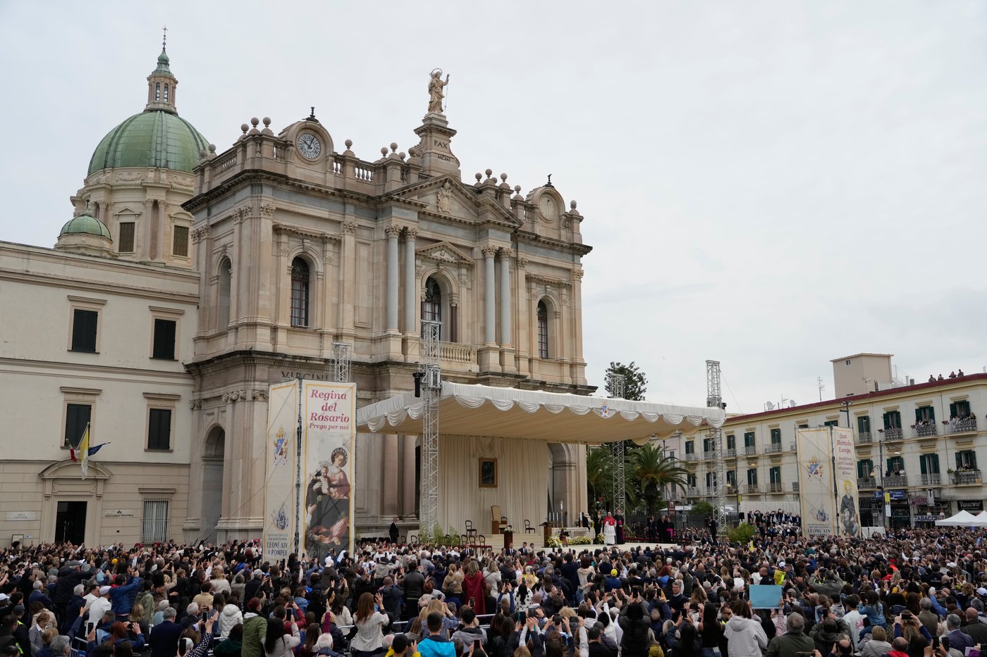 Pope prays for end to 'fratricidal hatred' as he celebrates anniversary with visit to Pompeii | iNFOnews.ca