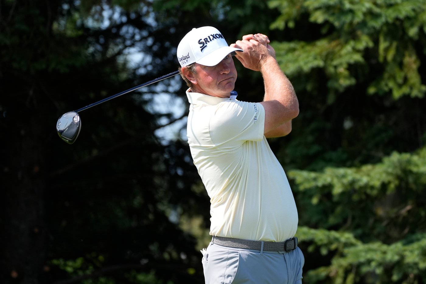 Lucas Glover removes shoes at 3M after complaints about spike marks on the greens | iNFOnews.ca
