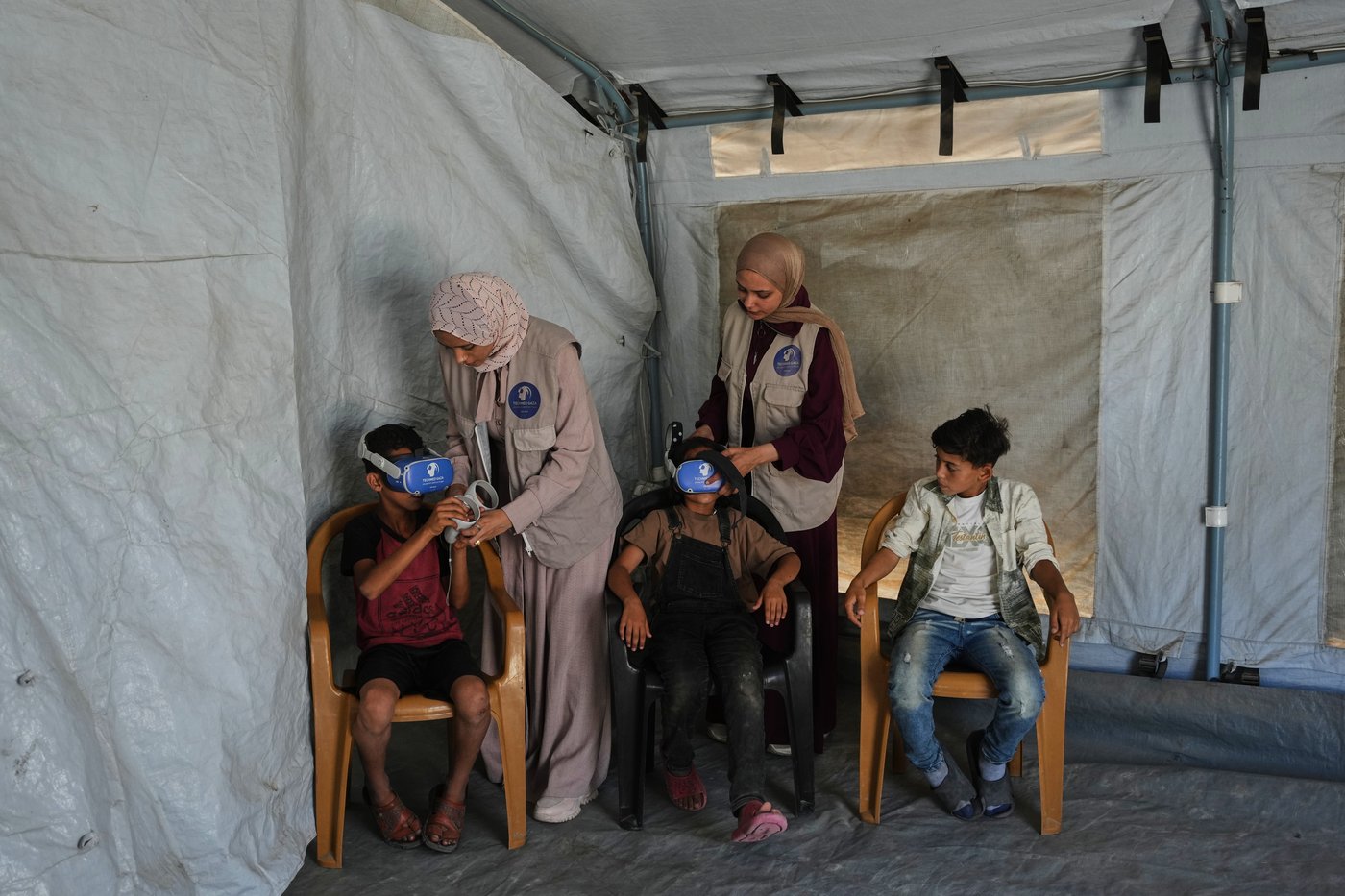 Photos of virtual reality sessions offering psychological support in Gaza | iNFOnews.ca