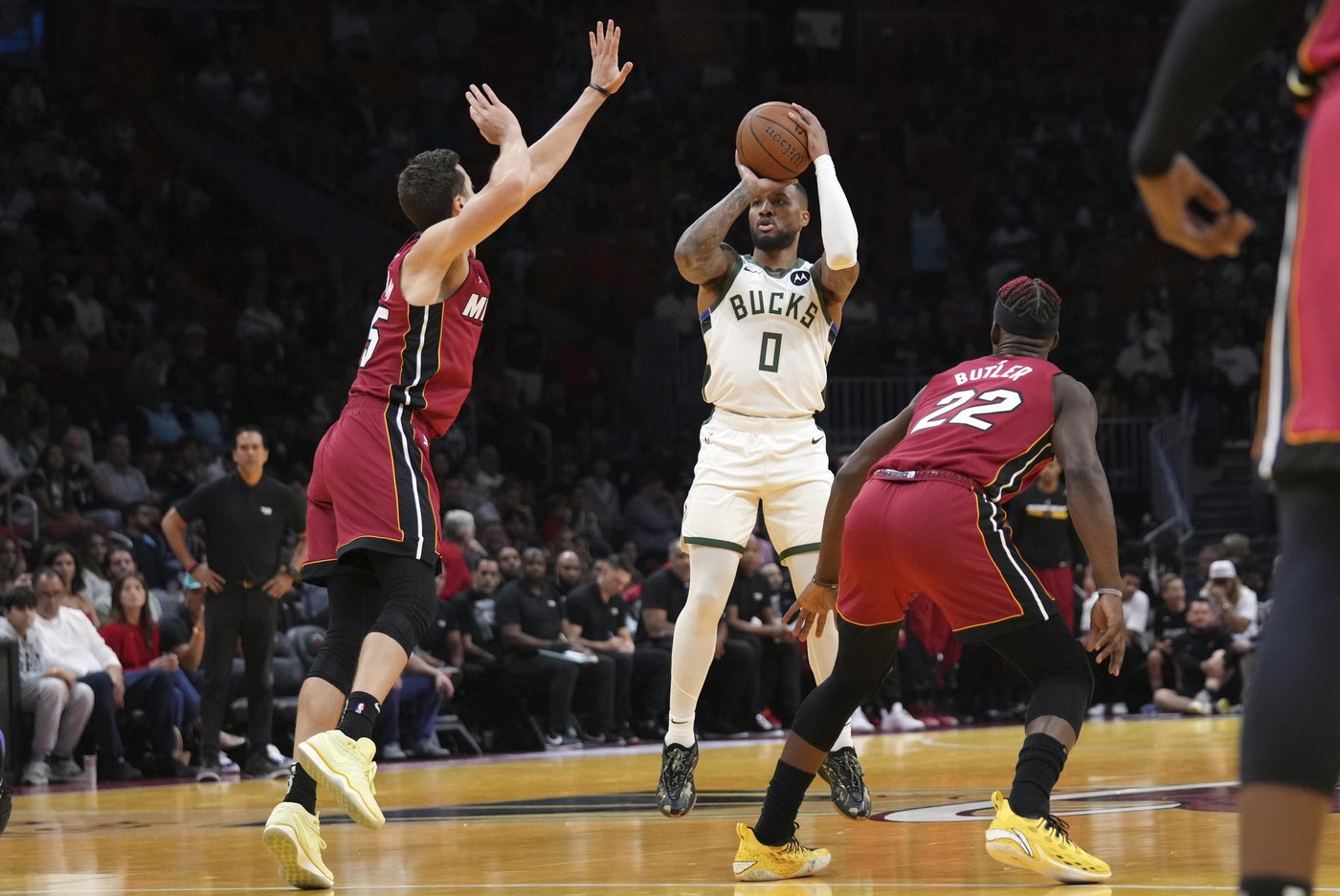 Lillard scores 37 points and Giannis-less Bucks hold off Heat 106-103 to move to 3-0 in Cup play | iNFOnews.ca