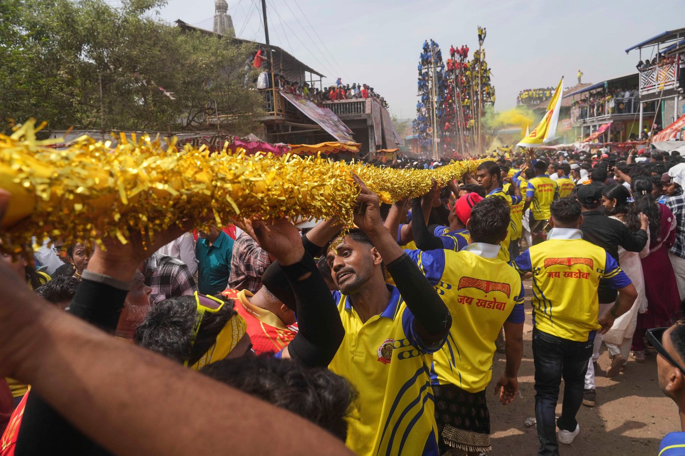 Villagers compete to erect huge bamboo poles at an Indian folk festival, in photos | iNFOnews.ca