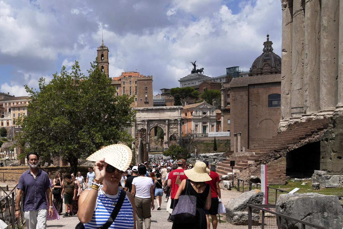 Outdoor work in southern Europe's sweltering tourist hot spots is becoming hellish | iNFOnews.ca