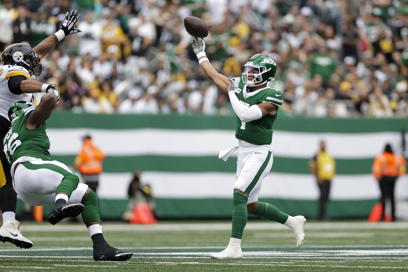 Garrett Wilson says Justin Fields isn't done showing what he can do after his impressive Jets debut | iNFOnews.ca