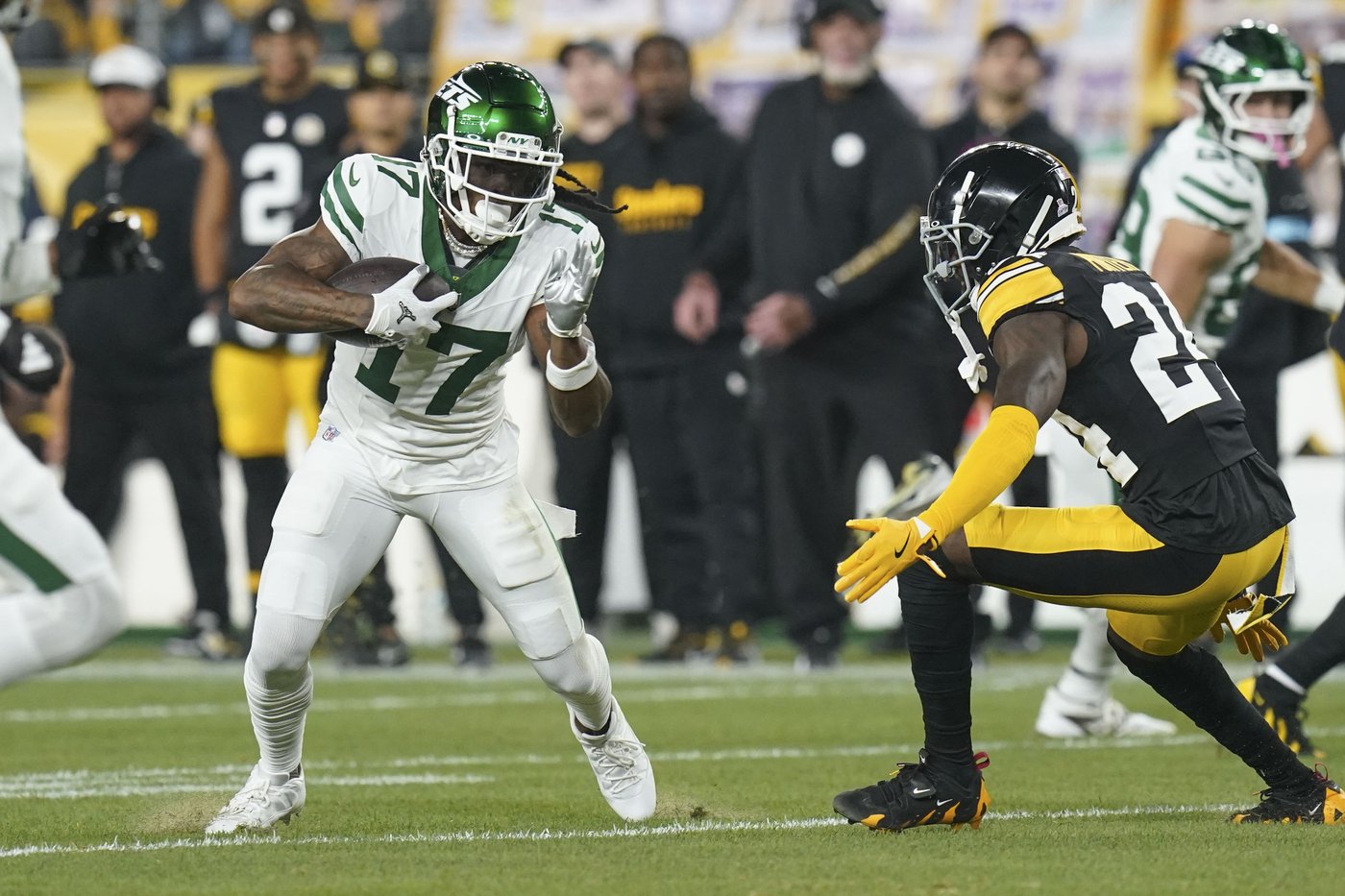 Russell Wilson throws for 2 TDs, runs for another TD in Pittsburgh debut as Steelers rout Jets 37-15 | iNFOnews.ca