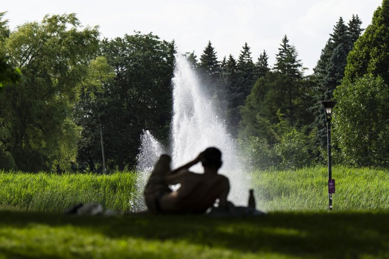Quebecers support a right to cooling during heat waves, poll finds | iNFOnews.ca