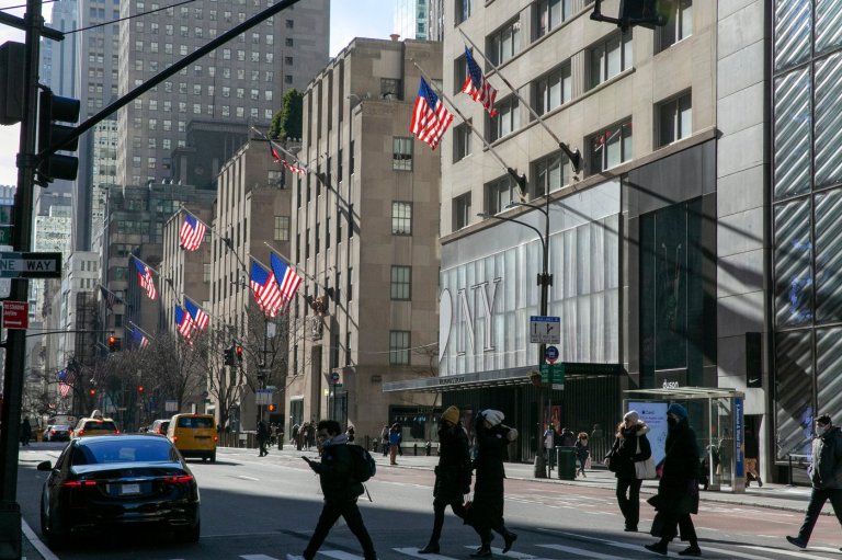 Woman dies after falling into an uncovered maintenance hole in New York City | iNFOnews.ca